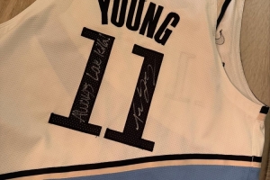 😎施罗德晒特雷-杨签名球衣 还有自己儿子的照片