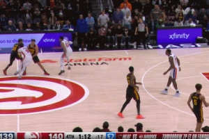 状元直接对话！里萨谢和康宁汉姆拼抢都抱住球不放 最终判争球