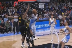 💥秀翻了！勒韦尔过掉巴特勒等多位勇士球员拉杆上篮2+1