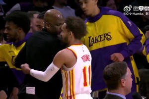 昔日师徒！特雷-杨今日赛中与前老鹰主帅麦克米兰相拥致意