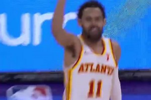 👋再见盐湖城！特雷-杨在绝杀后将原味球鞋送给客场小球迷