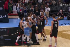 火箭老鹰冲突💥特雷-杨顶头&狄龙上手抓前者脖子，双双吃T