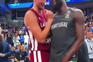 2米13的葡萄牙中锋科塔，在波神面前，感觉像小个球员😂